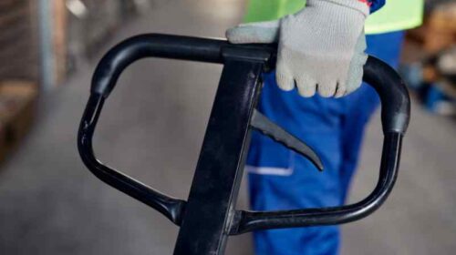 Chariot de manutention en entrepôt : règles de sécurité et équipements indispensables Entreprise Place