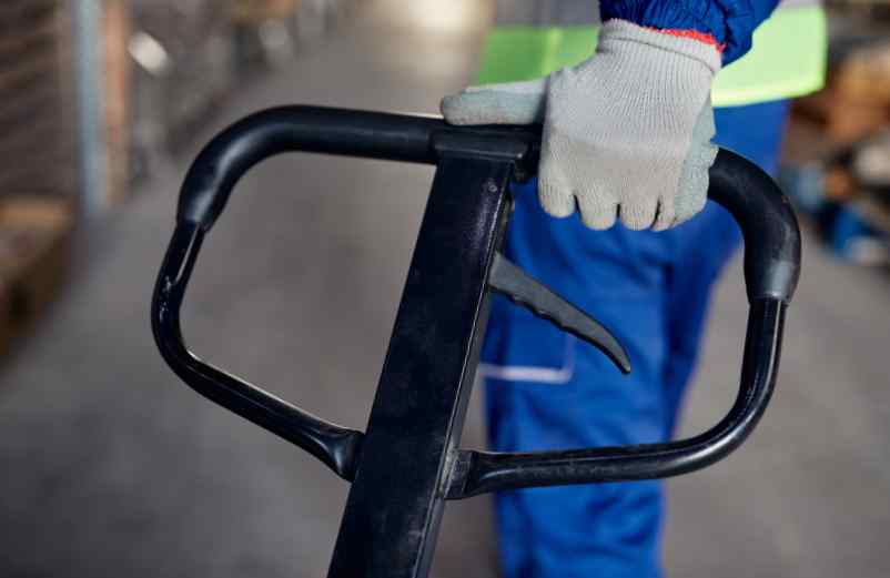 Chariot de manutention en entrepôt : règles de sécurité et équipements indispensables Entreprise Place